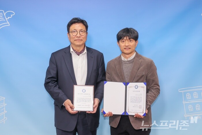 1. 도성훈 인천광역시교육감, 2025 코리아 스포츠진흥대상 ‘학교체육 분야 리더 부문’ 수상후 기념사진을 찍고 있다./사진=인천시교육청