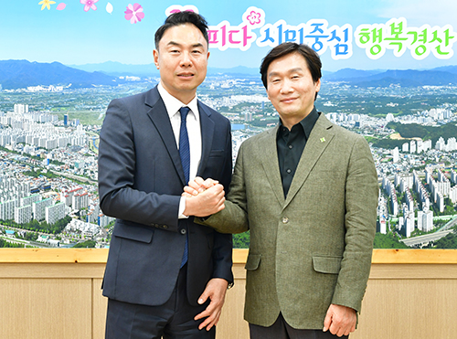 조현일 경산시장(오른쪽)과 정지영 현대백화점 사장 환담 모습.(사진=경산시)