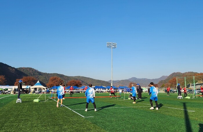 합천군민체육공원 인조1구장에서 열린 ‘2025 경남 시니어 전국(위임)족구대회’ 경기 장면.(사진=합천군)
