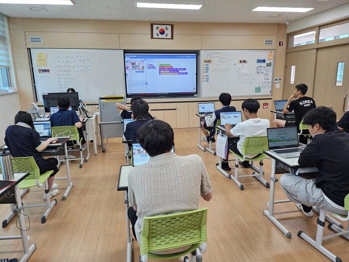 공주 우성중 코딩 수업.(사진=충남교육청)
