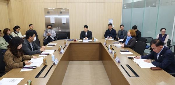 재정분권 분과위원회가 24일 도의회 정담회실에서 제2차 회의를 진행하고 있다.(사진=경기도의회)