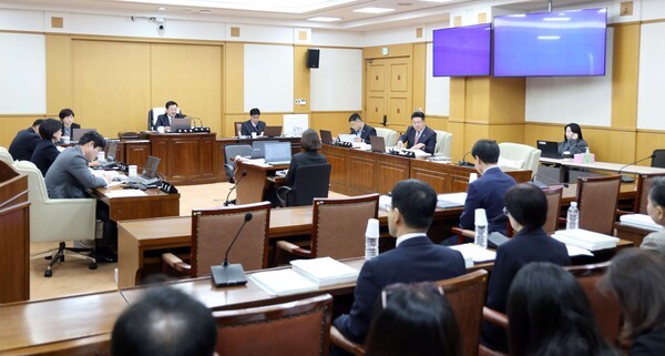 24일 대전시의회 산업건설위원회 회의실에서 위원들이 2026년도 대전시 예산안을 심사하고 있다.(사진=대전시의회)