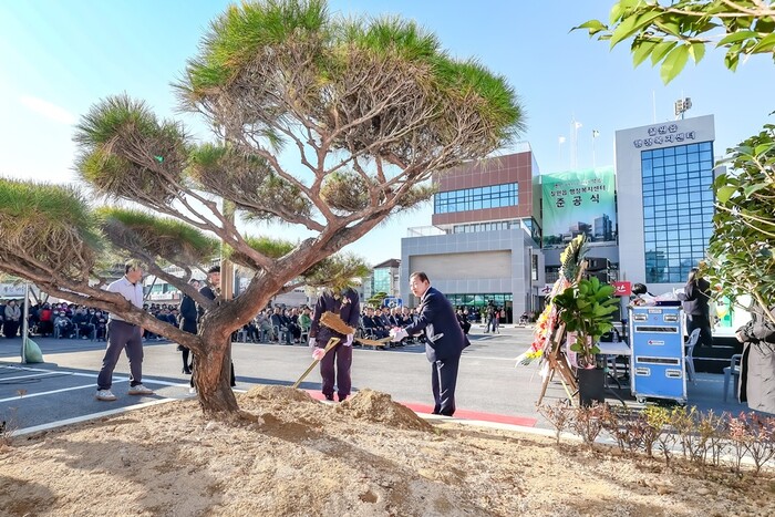 칠원읍행정복지센터 준공 기념식수.(사진=함안군)