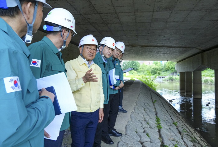 강기정 시장이 하남대교 안전점검을 하고 있다. 지난 5월25일 점검 자료(사진=광주광역시)
