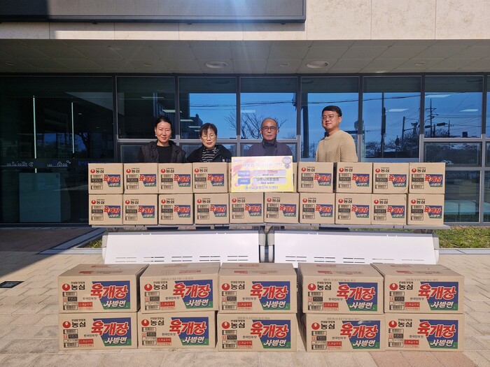 취약계층을 위한 컵라면 기탁 모습.(사진=사천시)