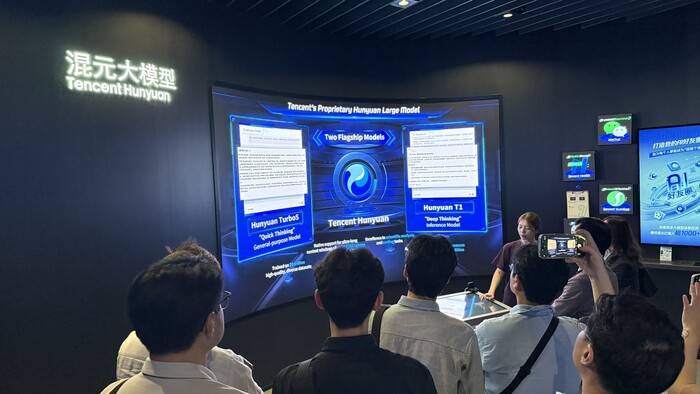 보험연수원이 진행한 ‘중국 보험·AI 벤치마킹 연수 프로그램’ 참가자들이 텐센트를 방문해 설명을 듣고 있다. (사진 = 보험연수원 제공)