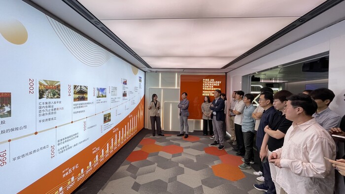 참가자들이 핑안보험을 방문한 모습. (사진 = 보험연수원 제공)