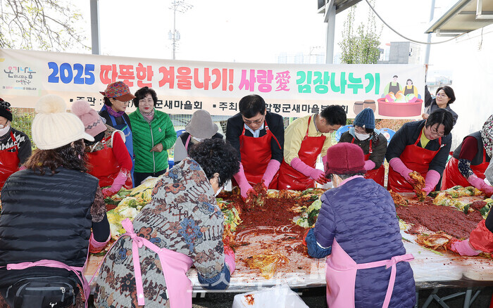 대동면사무소, 새마을부녀회 사랑의 김장나누기 행사현장 이상익 함평군수(왼쪽 남성), 이남오 함평군의회 의장(오른쪽 남성)[사진제공=함평군]