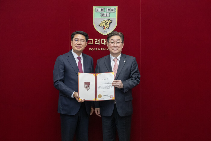박동석 산일전기 대표(왼쪽)와 김동원 고려대 총장이 기념촬영을 하고 있다. (사진=고려대 제공)