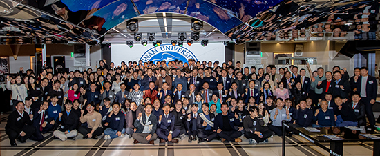 영남대 재경총동창회가 최근 서울 드래곤시티호텔에서 제12회 천마 취업동문 환영회를 개최하고 단체사진을 찍고 있다.(사진=영남대)