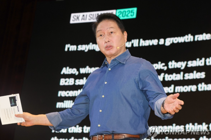 최태원 SK그룹 회장이 지난 3일 서울 강남구 코엑스 오디토리움에서 열린 'SK AI 서밋 2025'에서 발언하고 있다. (사진=SK하이닉스 제공)  