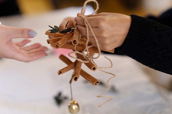 계피 소품 만들기 모습.(사진=대구한의대)
