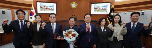오산시의회는 25일 이권재 오산시장과 함께  제298회 제2차 정례회에 앞서 김동필 신장동 주민자치위원장이 명예의장으로 위촉해 기념사진을 찍었다. (사진 오산시의회 제공)