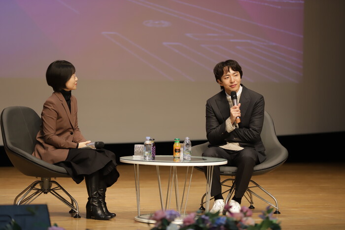 박천휴 작가(오른쪽)와 민세진 동국대 교무처장이 ‘꿈꾸는 이방인: 동국대에서 브로드웨이’ 특강을 1:1 대담 형식으로 진행하고 있다. (사진=동국대 제공)