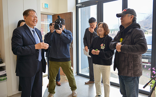 이근용 대구사이버대 총장이 지난 24일 경기도 양평군 '어메이징 아웃사이더 아트센터'를 방문해 '정은혜 작가' 어머니와 서동일 어메이징 아웃사이더 아트센터장과 소통하고 있다.(사진=대구사이버대학교)
