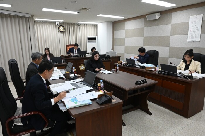 대전 중구의회 행정자치위원회 행정지원과, 재난안전과, 자치분권과 소관 업무 대한 감사 모습.(사진=중구의회)