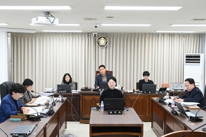 대전 중구의회 사회도시위원회 도시계획과, 건설과, 건축과 대상 감사 모습.(사진=중구의회)