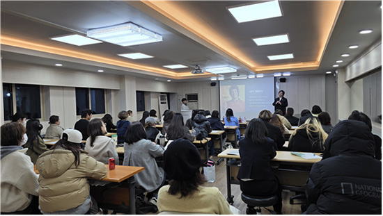 대구공업대 헤어디자인과가 지난 24일 ㈜뷰티코하트 백무연 대표이사를 초청해 1~2학년 40여명의 재학생을 대상으로 미용 창업 특강을 하고 있다.(사진=대구공업대)