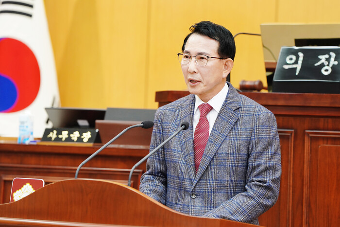 이완섭 서산시장이 25일 서산시의회 제2차 정례회에서 내년도 시정 운영 방향을 설명하는 모습.(사진=서산시청)