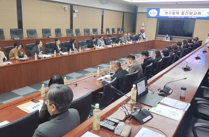 거제시청 중회의실에서 열린 ‘제6기(2027-2030) 지역사회보장조사 연구용역 중간보고회’.(사진=거제시) 