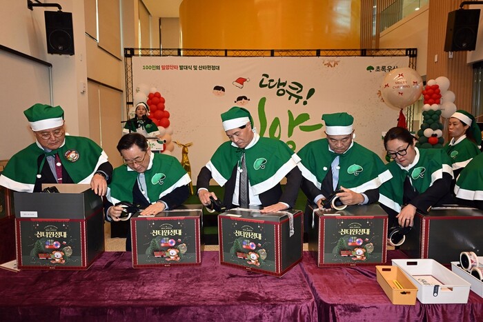 산타원정대 행사에 참여한 산타 봉사자들이 아동들에게 전달될 크리스마스 선물을 함께 포장하고 있다.(사진=밀양시) 