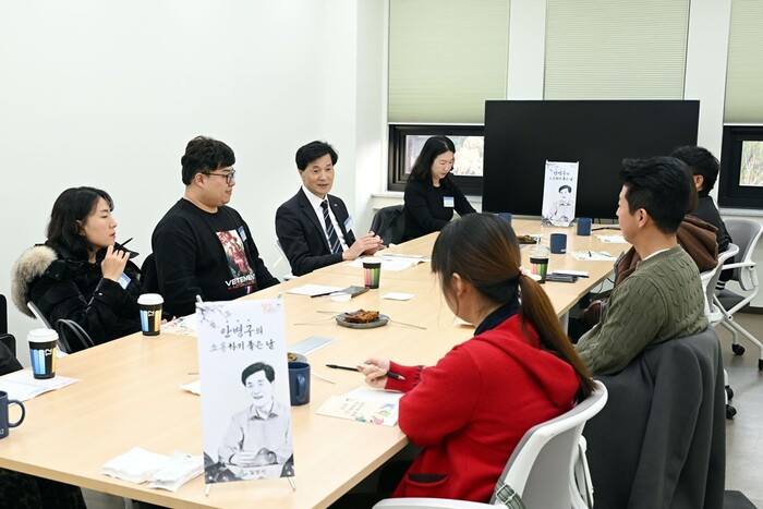 25일 밀양시 햇살문화도시관에서 열린 안병구의 소통하기 좋은 날 간담회에서 참석자들이 의견을 나누고 있다.(사진=밀양시) 