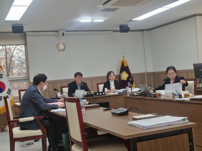 최훈종 하남시의회 도시건설위원장이 집행부를 상대로 질의를 하고 있다.(사진=뉴스프리존)