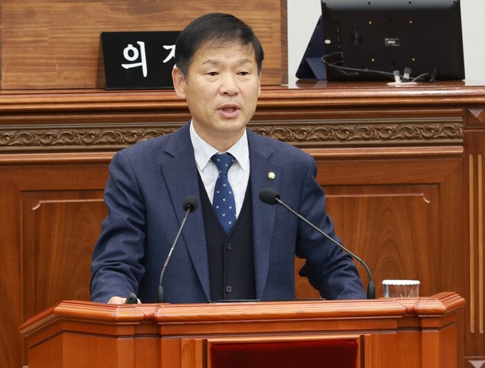 정순욱 창원시의원이 진해 비행장으로 인해 재산권∙교육권이 침해받고 있다며, 고도제한 완화를 촉구하고 있다.(사진=창원시의회 사무국)