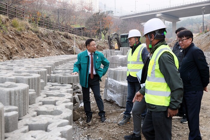 재해복구사업장 현장점검 나선 정현섭 진해구청장.(사진=창원시)
