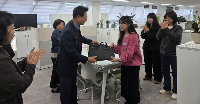 서정국 의창구청장이 신규직원 임용을 축하와 청렴문화 조성을 위해 ‘청렴 웰컴키트’를 전달하고 있다.(사진=창원시)