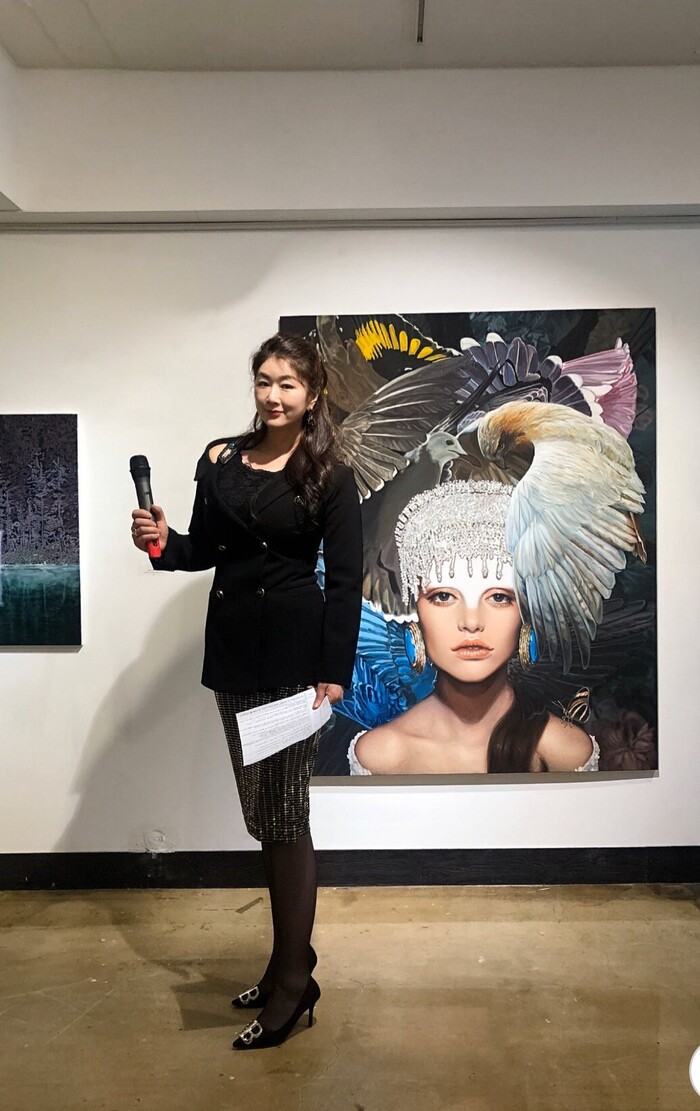 갤러리도 브랜딩의 실험실이라며 재능기부로 전시오프닝 사회를 맡고  있는 피채희 대표