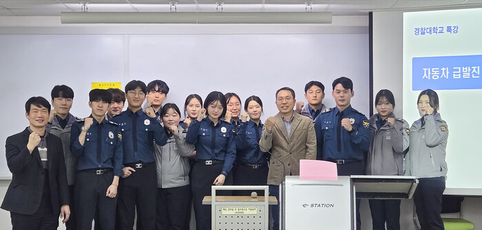 (앞줄 오른쪽에서 네번째)반주일 교수가 지난 25일 경찰대학에서 '자동차 급발진 주요 쟁점 및 시사점'을 주제로 특강 후 참석자들과 단체 기념촬영을 하고 있다.(사진=상명대)