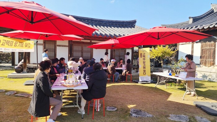 명인 박흥선과 함께 칵테일 만들기 체험.모습.(사진+함양군)