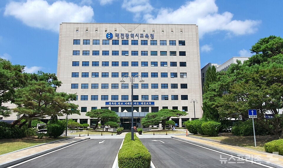 대전시교육청이 지난 22일 대전탄방중학교와 대전만년중학교에서 2026학년도 중등교사 임용후보자 선정경쟁 제1차 필기시험을 실시한 결과 공·사립 전체 지원자 1,073명 중 862명이 시험에 응시해 응시율은 80.3%로 집계됐다.(사진=이현식 기자)