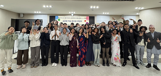 '제3회 글로벌 학습 튜터링' 프로그램 간담회 및 시상식에서 참여 학생들이 단체 기념촬영을 하고 있다.(사진=대구과학대)