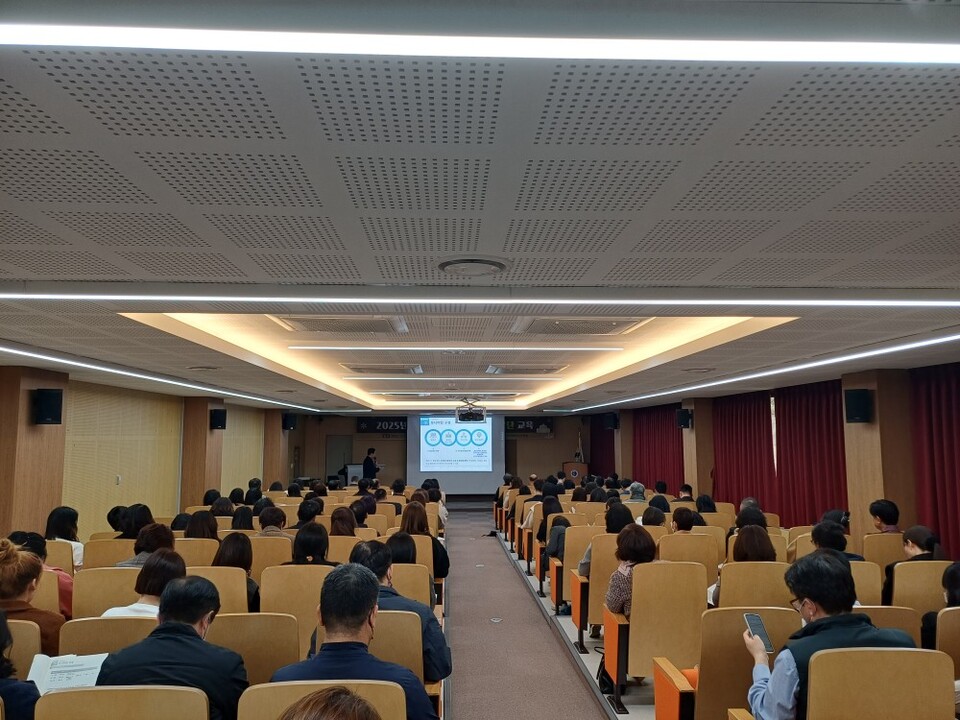 대전시교육청이 26일, 겨울방학 기간 석면 해체 제거 공사가 예정된 관내 32개 학교(약 10.2만㎡)를 대상으로 ‘2025년 겨울방학 학교 석면모니터단 교육’을 실시했다.(사진=대전시교육청)