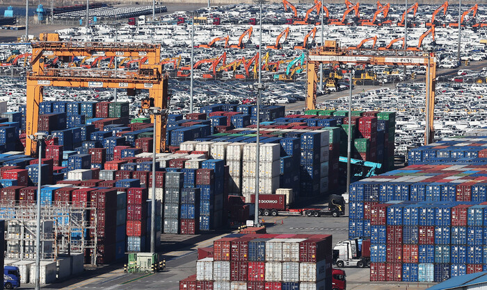 수출용 컨테이너와, 자동차, 굴삭기 등이 지난 14일 경기도 평택항에 선적을 기다리며 쌓여 있다. (사진=연합뉴스)