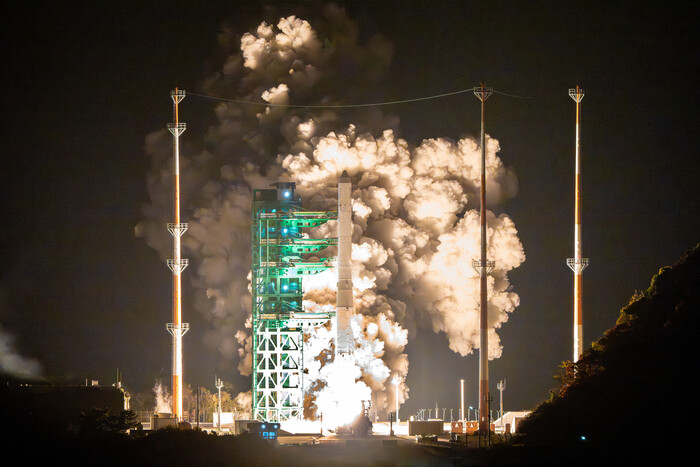 한국형발사체 누리호가 27일 새벽 전남 고흥군 나로우주센터에서 발사되고 있다. (사진=연합뉴스)