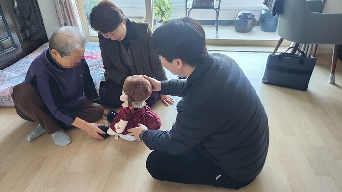 경상남도사회서비스원이 ‘2025년 경남형 AI 온하나(따뜻함+통합) 돌봄Ⅱ 지원사업’의 일환으로 독거노인 등에&nbsp;지원하는 인공지능(AI) 돌봄로봇 ‘효돌이’.(사진=경상남도사회서비스원)