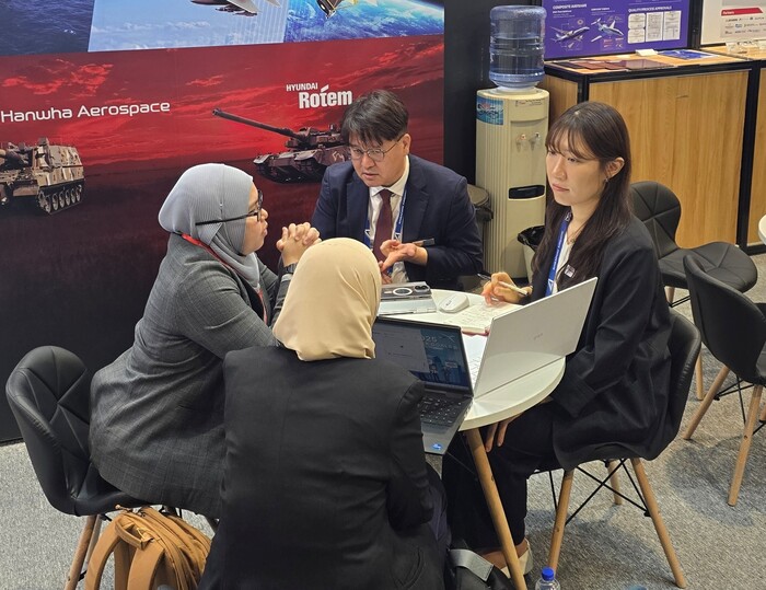 지난 3일부터 6일까지 열린 ‘2026 싱가포르 에어쇼’에서 바이어와 상담을 하고 있다. (사진=경남도)