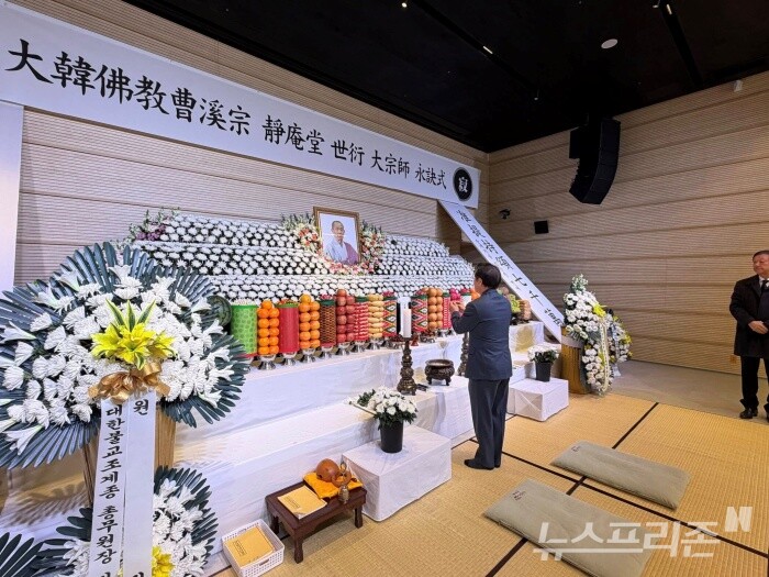 유정복 인천시장이 20일 인천 강화군 전등사에서 열린 정암당 세연 대종사 영결식에 참석해 헌화하며 고인의 극락왕생을 발원하고 있다./사진=인천시청