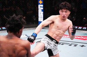 <b>이창호</b>, <b>UFC 데뷔전</b>서 2R TKO승..."한 단계씩 발전할 것"