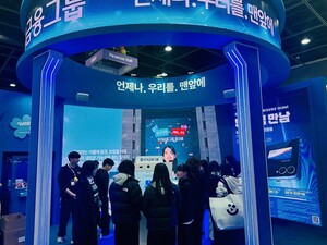 시중은행, <b>AI</b> 로봇 행원 'STM' <b>각축전</b>…"2대당 직원 1명 역할"